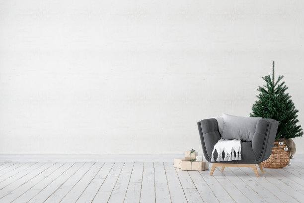 空的客厅与圣诞树，灰色扶手椅和礼品盒图片下载