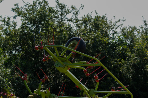 农机被农民锁起来了图片下载