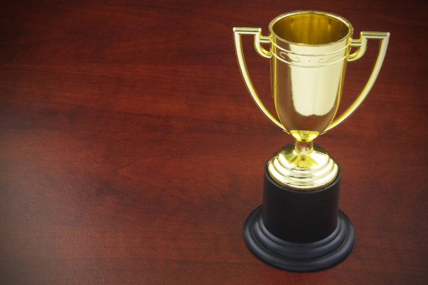 木制背景的金杯图片下载