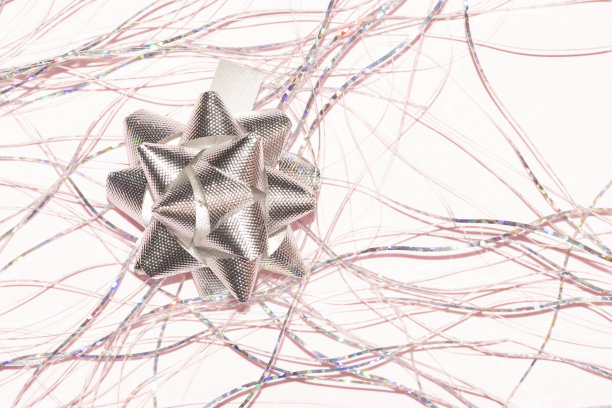 银色金属星带与金属丝在一个淡粉色的背景图片下载