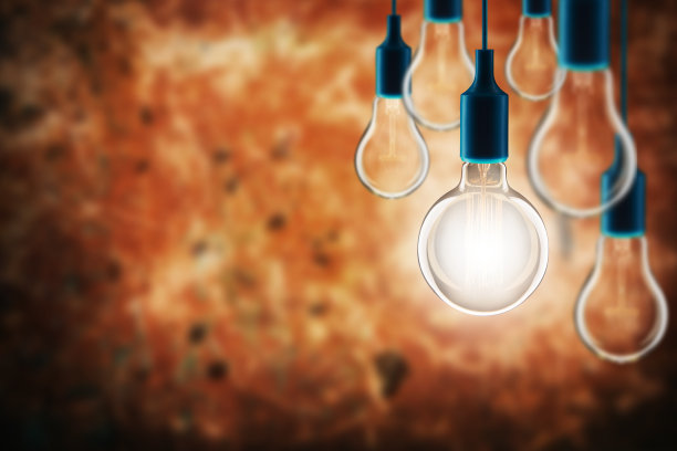 想法和团队合作的概念-老式白炽灯在垃圾垃圾的背景图片下载