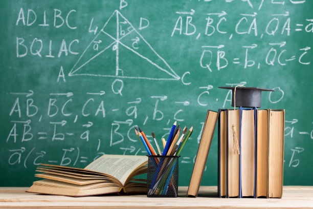 大礼堂的黑板背景上有书的毕业帽图片下载