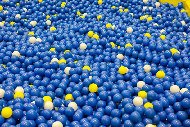 儿童游乐园里的彩色塑料球。图片下载