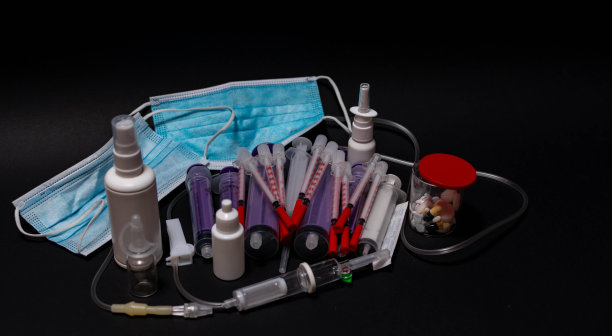 以冠状病毒、与病毒斗争、疫苗接种、医疗用品、注射器为主题的彩色背景照片。图片下载