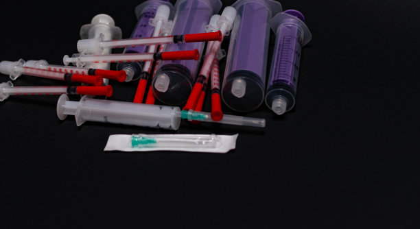 以冠状病毒、与病毒斗争、疫苗接种、医疗用品、注射器为主题的彩色背景照片。图片下载