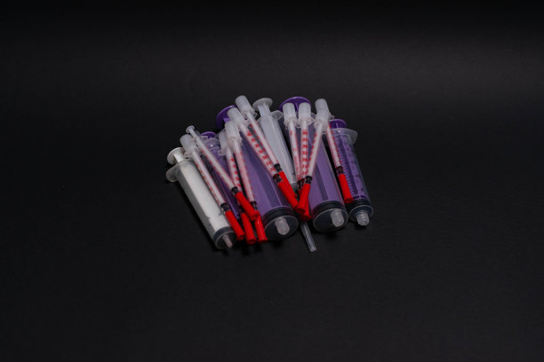 以冠状病毒、与病毒斗争、疫苗接种、医疗用品、注射器为主题的彩色背景照片。图片下载