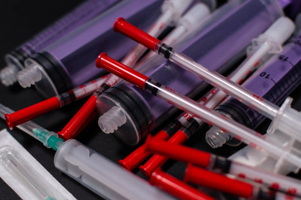 以冠状病毒、与病毒斗争、疫苗接种、医疗用品、注射器为主题的彩色背景照片。图片下载