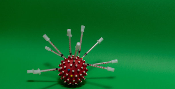 以冠状病毒、与病毒斗争、疫苗接种、医疗用品、注射器为主题的彩色背景照片。图片下载