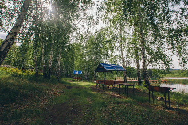 湖边凉亭的景色。水上游乐区图片下载