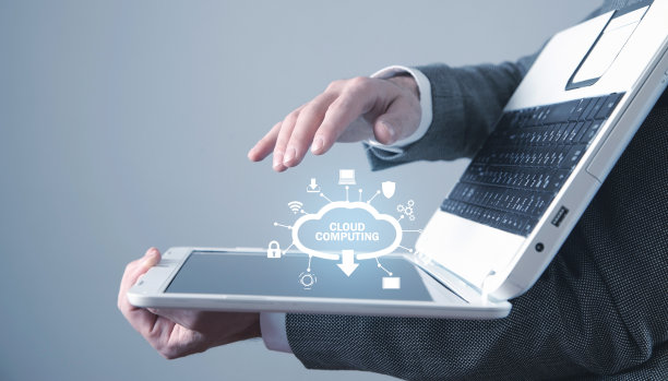 有笔记本电脑的男人。云计算图片下载