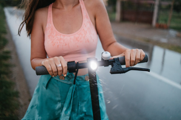 手持电动摩托车把手的女人图片下载