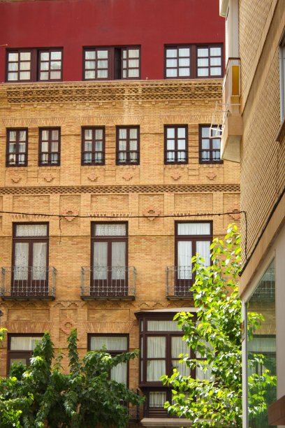 穆尔西亚一座建筑的漂亮的现代主义砖立面和阳台图片下载