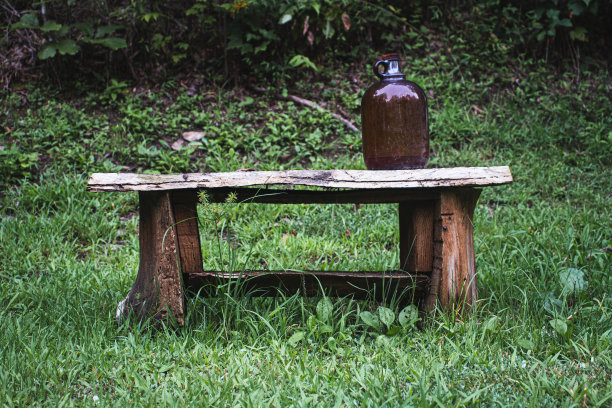 乡下的长凳上图片下载