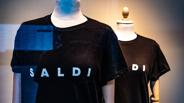 橱窗里穿着黑色t恤，上面写着“减价”字样的人体模型。底部循环图片下载