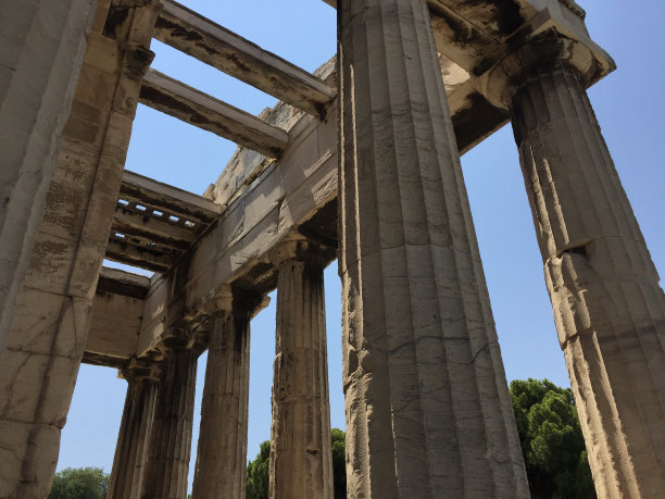 赫菲斯托斯神庙的多立克柱廊，这是一座保存完好的希腊神庙。它是一个多立克式的边缘神庙，位于雅典集市的西北侧，在Agoraios Kolonos的顶部图片下载