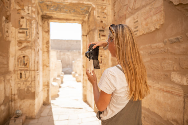 女游客在埃及古庙内拍照图片下载