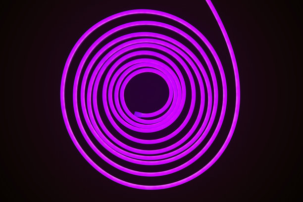 柔性紫色led带霓虹灯弯曲在滚动黑色背景图片下载