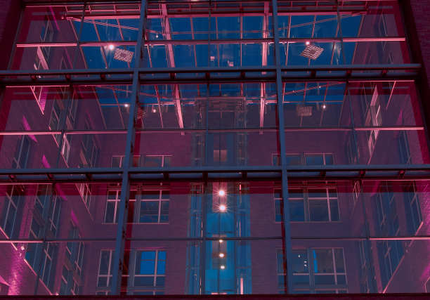 某豪华写字楼钢窗和玻璃窗的低角度摄影图片下载