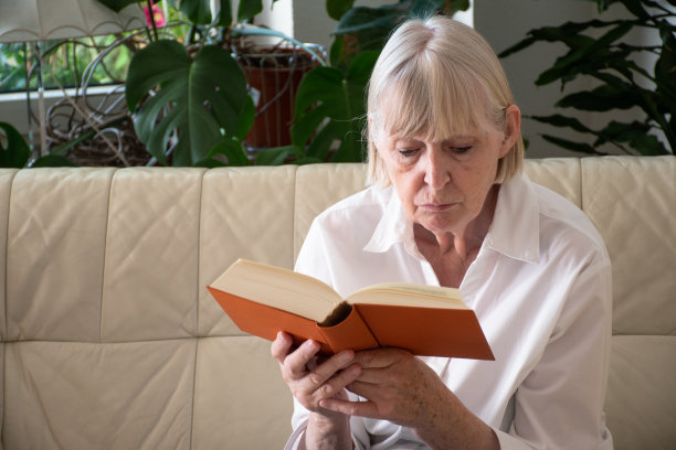 老年妇女读书图片下载