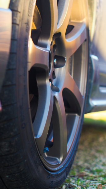 一辆跑车的近景图片下载