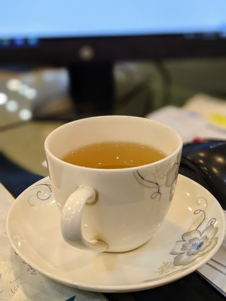 白色杯盘中的绿茶图片下载