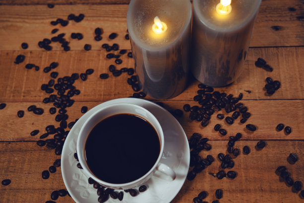 黑咖啡和灰色蜡烛图片下载