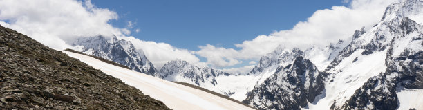 伟大的自然山景。白雪皑皑的埃尔布鲁斯火山和清晰的蓝天背景。俄罗斯图片下载