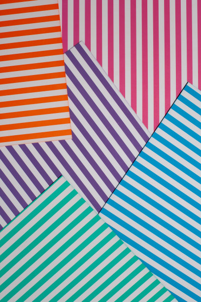 抽象的几何背景。顶部视图的条纹彩色纸张的几何背景图片下载