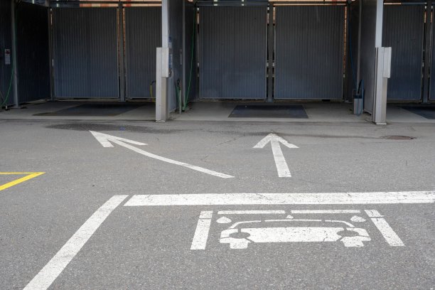 一辆车停在地上，上面有两个箭头，指示洗车设施的方向。箭头指的是洗车自助服务的箱子。图片下载