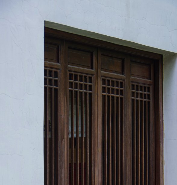 传统中国风格的木窗框和有裂缝的白色旧墙图片下载