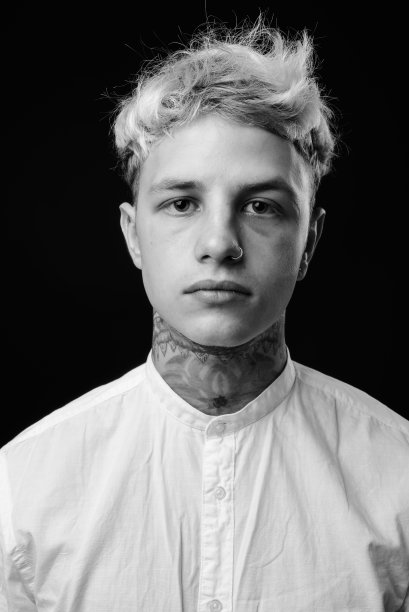 年轻英俊叛逆的商人，金发黑白相间图片下载