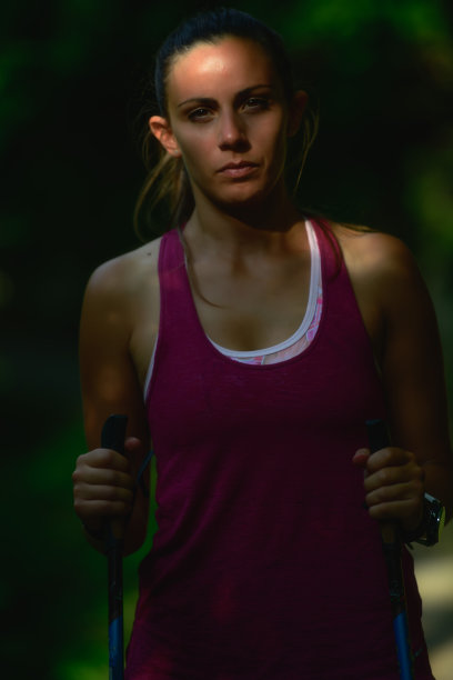 年轻运动女人的肖像图片下载