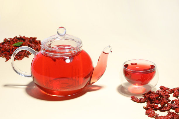 热枸杞浆果茶分离在黄色背景图片下载