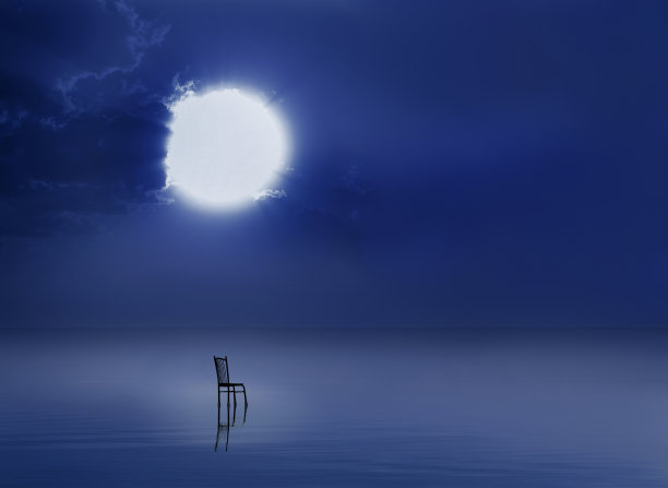 晚上湖上的空椅子图片下载