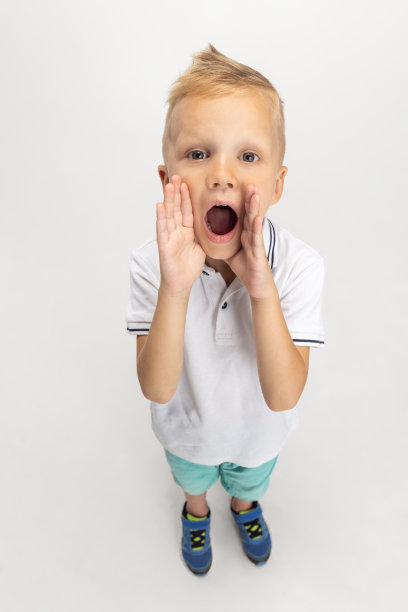 白人学前班男孩被孤立在白色工作室背景下的高角度视角。Copyspace广告。童年，教育，情感观念图片下载