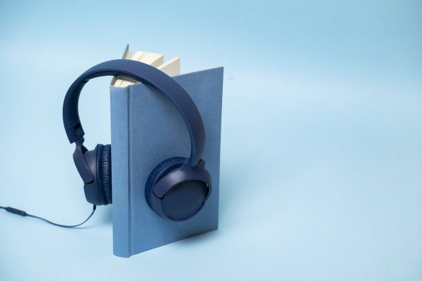 带耳机的蓝皮书是有声书的概念图片下载