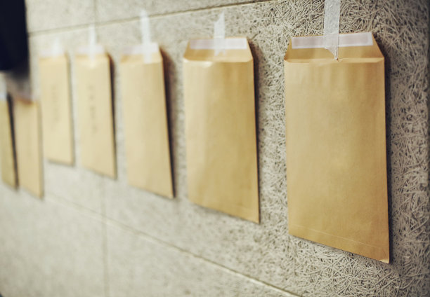 墙上的黄色信封。图片下载