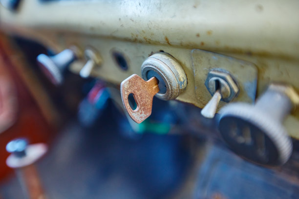 老式的金属汽车仪表盘。图片下载