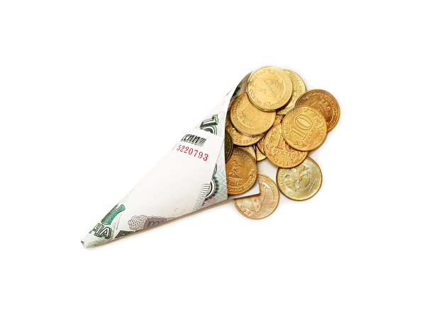 散落在白色背景上的硬币。图片下载