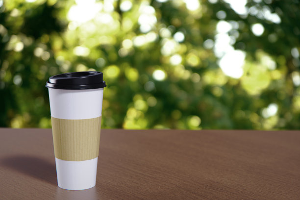 在木制背景上制作咖啡或茶的纸杯模型图片下载