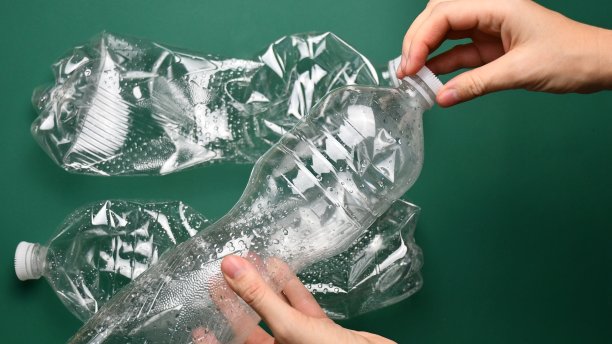 POV女手拧开瓶盖，塑料瓶分开回收图片下载