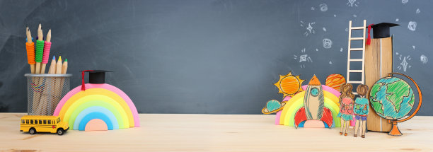 回到学校的概念。俯视图图像的两个孩子站在梯子旁边和书在木制桌子图片下载