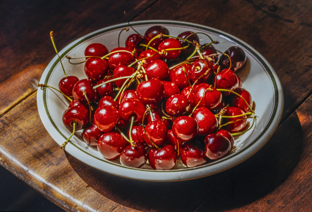 早晨的新鲜樱桃图片下载