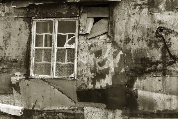废弃房屋墙上的破窗图片下载