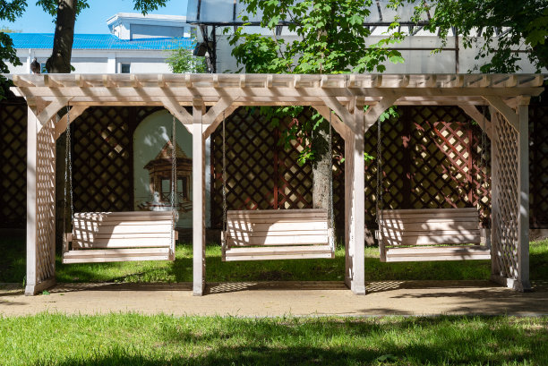 公园里有三个户外娱乐用的大木秋千。图片下载