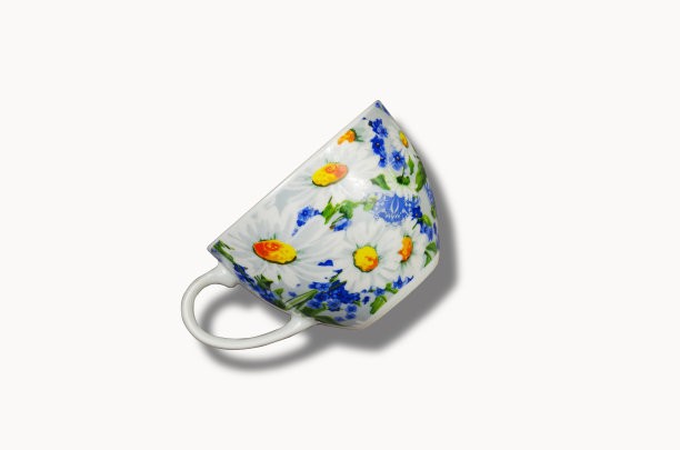 白色背景上的陶瓷茶杯。12月漂亮的杯子图片下载