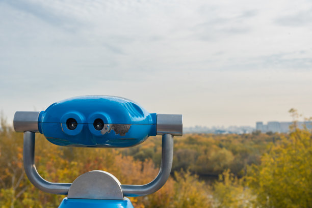 秋天，蓝色固定双筒望远镜放在科洛门斯科耶的观景台上。莫斯科。俄罗斯图片下载