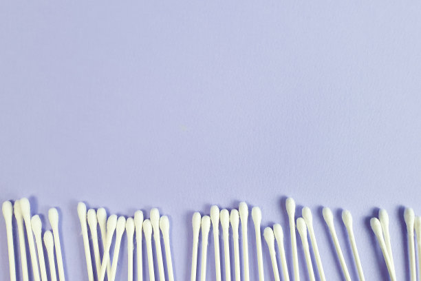 棉花棒边界，框架纹理的紫色背景。俯视图，复制空间，行图片下载