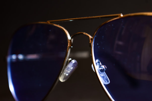 收藏不同玻璃颜色的太阳镜，以保护太阳图片下载