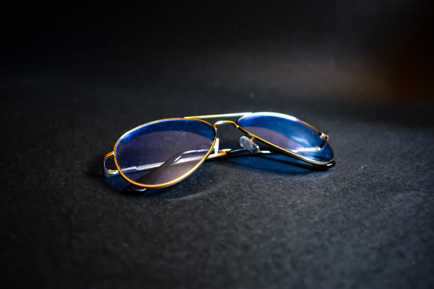 收藏不同玻璃颜色的太阳镜，以保护太阳图片下载